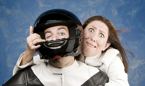 摩托车碰撞摄影照片_骑摩托车的男人和可怕的女人