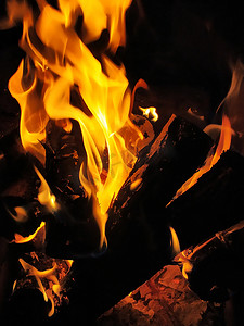 夜间篝火中的火焰