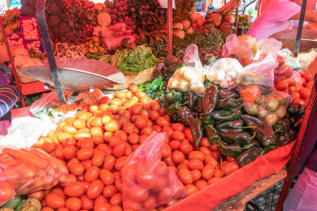 女人买一些蔬菜和水果