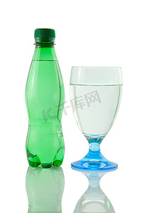 矿泉水瓶摄影照片_白色背景中反映的矿泉水瓶和玻璃