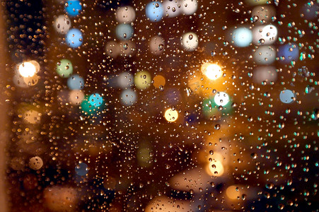 夜雨滴落在窗上