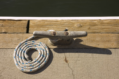 绳子盘绕在夹板上等待船靠岸