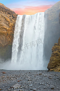 日落时冰岛斯科加瀑布 (Skogafoss)