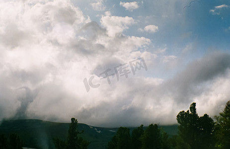 阿尔泰风景山和云。