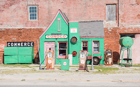 历史悠久的绿色康菲石油车库，堪萨斯州科默斯，66 号公路