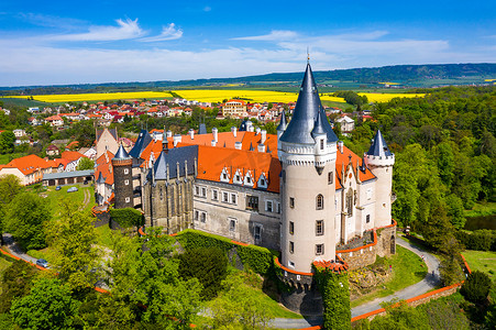 中部地区摄影照片_捷克共和国波希米亚中部地区兹莱比城堡的鸟瞰图。