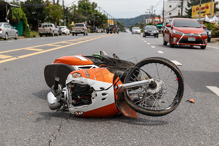 摩托车碰撞摄影照片_泰国普吉岛 — 11 月 3 日： 道路和 cra 上的货车事故