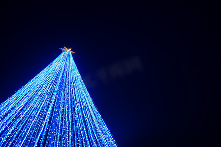 蓝色 LED 灯光效果如圣诞树