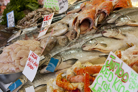 鱼市场展示的鱼