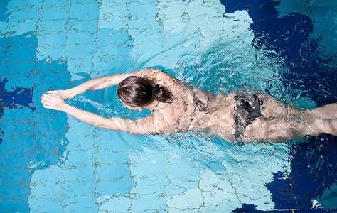 运动游泳运动员在游泳池里潜水