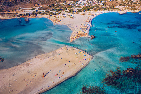 粉色沙滩摄影照片_空中无人机拍摄了希腊克里特岛美丽的绿松石海滩和粉色沙滩 Elafonissi。