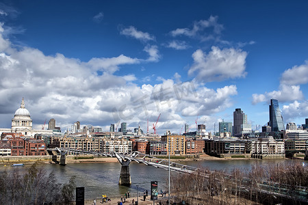 伦敦风格摄影照片_圣保罗大教堂和伦敦千禧桥