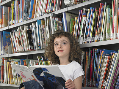 可爱的小女孩在图书馆读故事书