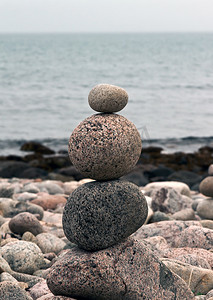 沙滩上的圆形石头