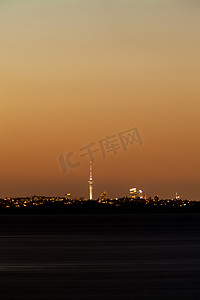 日落后新西兰奥克兰遥远的城市光天际线