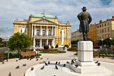 克罗地亚里耶卡卡萨利斯尼公园和剧院大楼