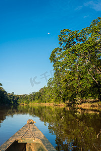 亚马逊雨林摄影照片_秘鲁亚马逊丛林马德雷德迪奥斯河中的小船