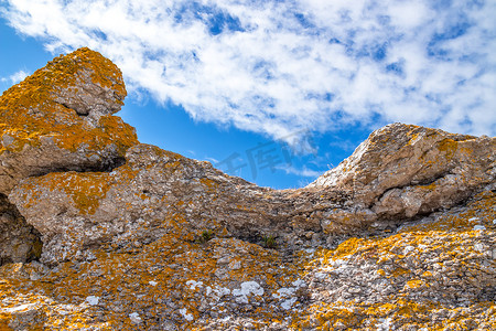 彩色岩石摄影照片_蓝天下的彩色岩石