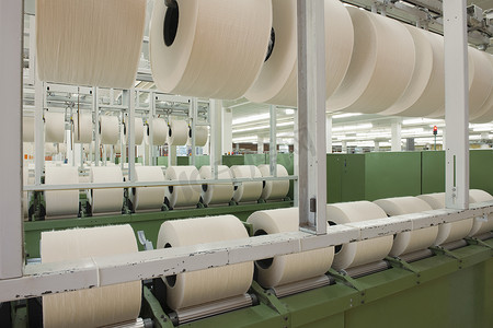纺摄影照片_纺纱厂的织物和机械卷