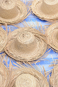 家居用品装饰摄影照片_当地市场的草帽。