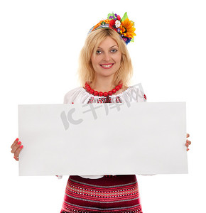 传统刺绣海报摄影照片_女人穿着乌克兰民族服饰