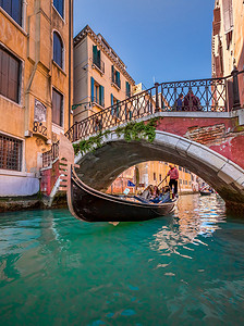 沿着狭窄的运河，威尼斯，意大利传统的威尼斯贡多拉之旅