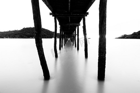 延伸入海的黑白木桥