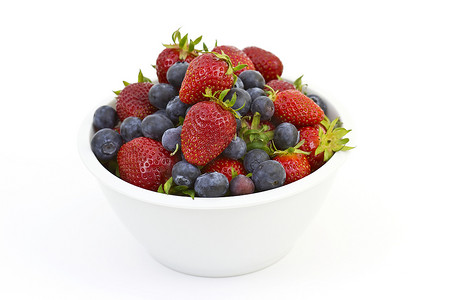 白碗里的草莓和蓝莓