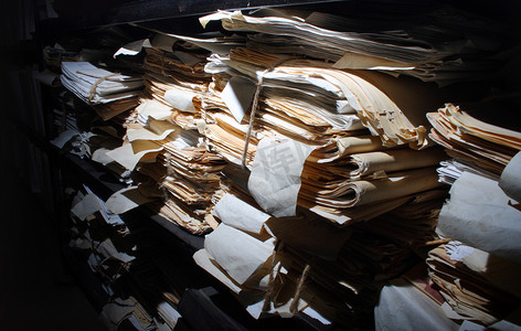 纸质文件堆放在档案中