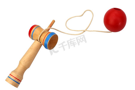 剑玉（Kendama），一种日本传统玩具，由一把剑和一个球组成，通过一根卷成心形的绳子连接起来