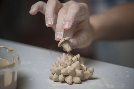 艺术专业摄影照片_女孩用粘土制作玩具