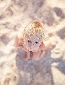 沙滩上的孩子摄影照片_沙滩上的婴儿
