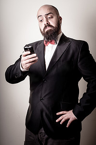 红状摄影照片_有趣的优雅大胡子男人打电话