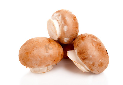 孤立在白色背景上的新鲜蘑菇香菇