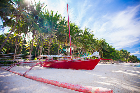 菲律宾长滩岛白色沙滩上的菲律宾红船