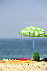海滩上有趣的绿色太阳伞