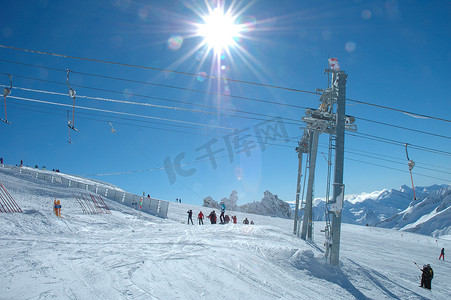 冰川运动摄影照片_Hintertux 冰川上的滑雪缆车