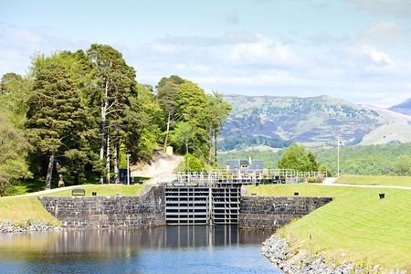 lock摄影照片_苏格兰西部高地喀里多尼亚运河上的拉根船闸