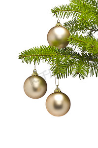 金色装饰品摄影照片_圣诞树枝上的三个金色装饰球