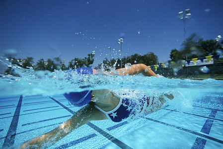 年轻白种人女游泳运动员在泳池里游泳