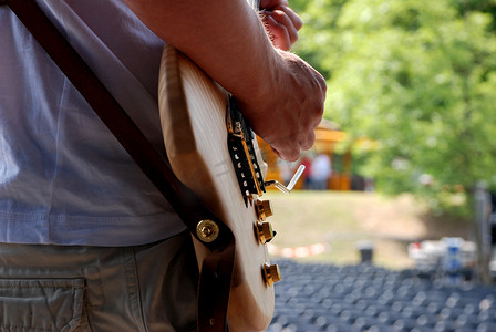 吉他手在舞台试音期间演奏