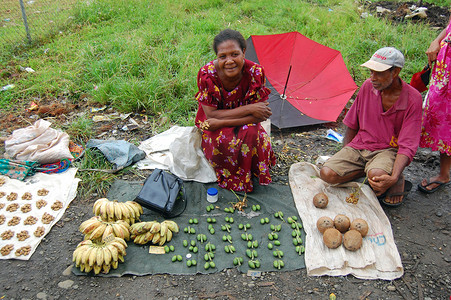 妇女在市场上销售水果和蔬菜