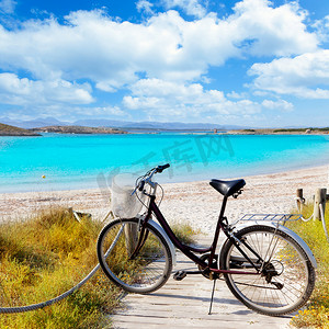 福塔摄影照片_巴利阿里群岛福门特拉岛海滩的自行车