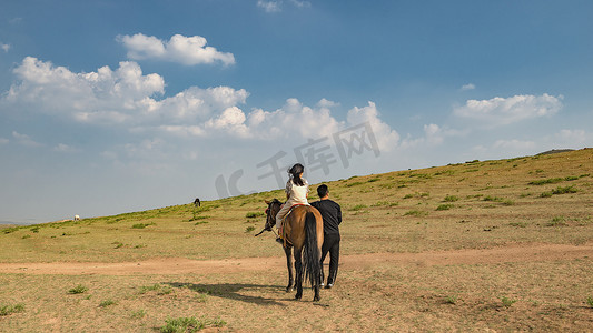 内蒙古高山草原马匹人物蓝天白云