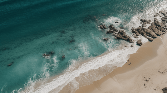 碧蓝航线摄影照片_从空中俯瞰沙滩和碧蓝的海水