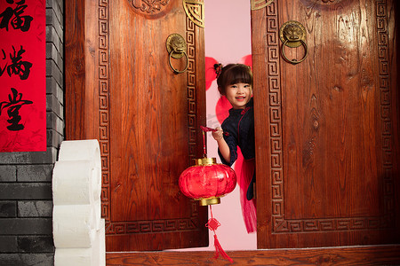 开着大门摄影照片_漂亮的小女孩手提红灯笼庆祝新年