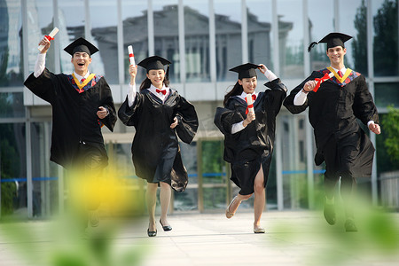 穿学士服图片摄影照片_四个身穿学士服的大学生