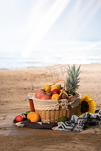美味菠萝摄影照片_沙滩上的水果