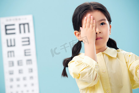 儿童测视力摄影照片_小女孩测视力