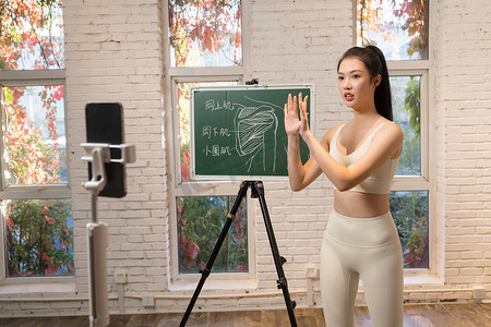 自我介绍摄影照片_年轻女人在线直播健身授课